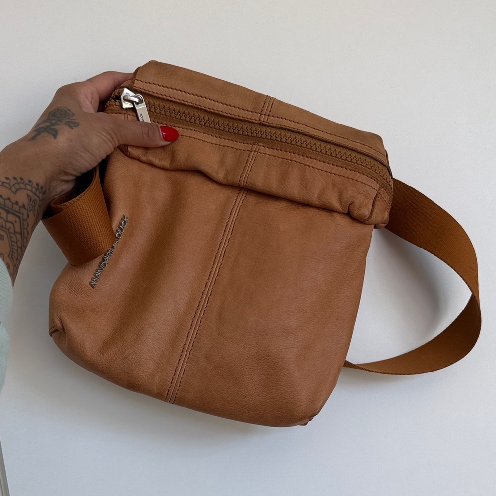 Mandarina Duck genuine leather crossbody bag with logo strap - Picture 6 of 10
